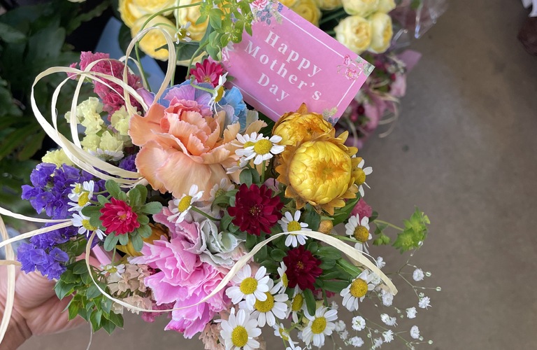 花束に込めた感謝の気持ちが心を照らす