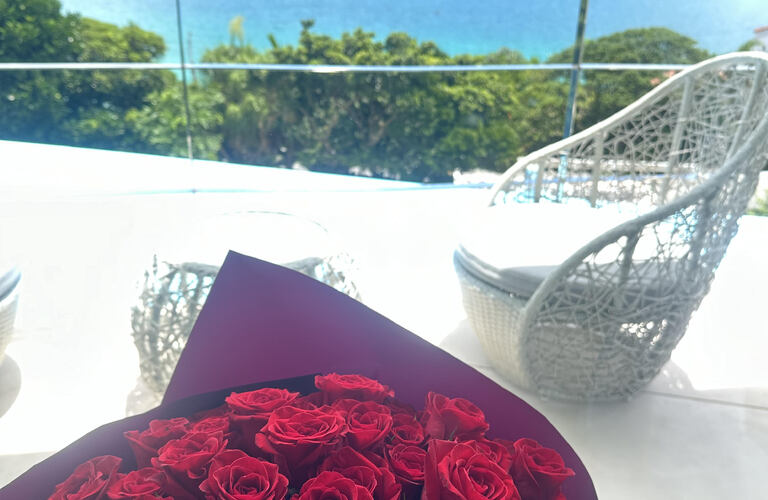 感動を贈りたいあなたへ。サプライズプロポーズにぴったりのおしゃれな花束をお届けします。