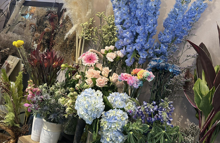 沖縄で人気のおしゃれな花屋 releveルルベへようこそ！夜間も対応可能な贅沢な花束やアレンジメントをご配達いたします。