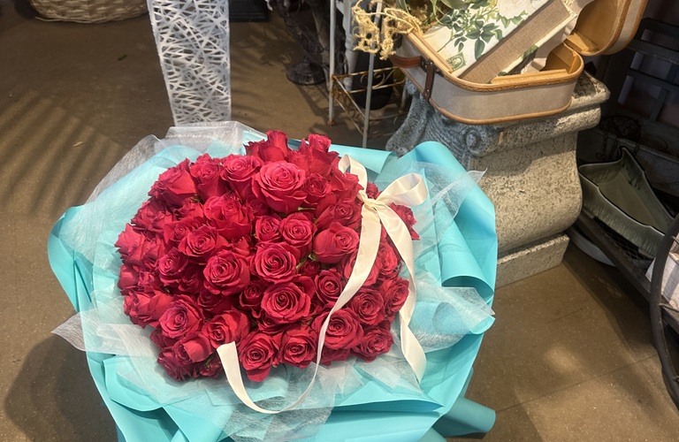 特別な瞬間にふさわしい、職人技のバラの花束を。