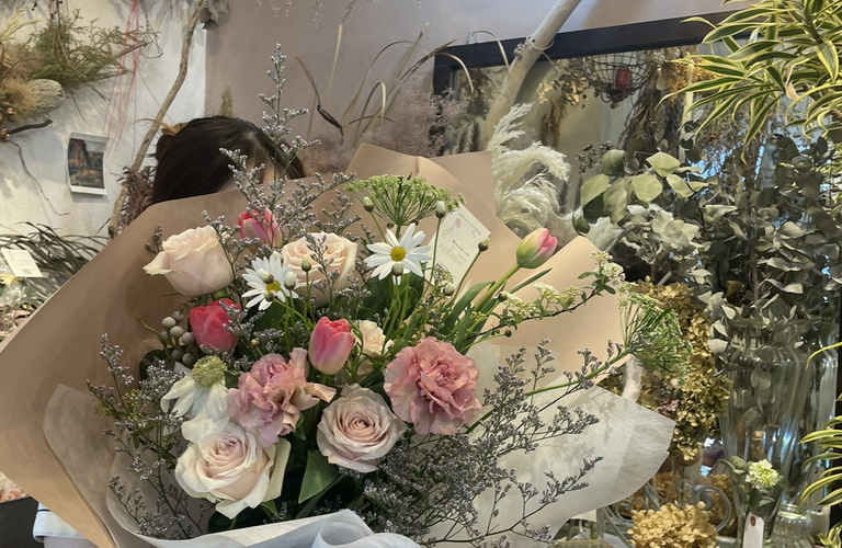 沖縄・那覇のおしゃれ花屋、かわいい花束で特別な瞬間を演出。